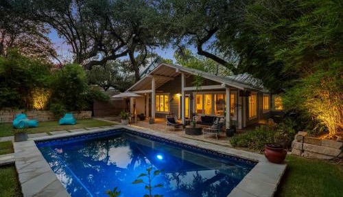 Ladybird Villa - Heated Saltwater Pool - Walk to SoCo in Austin